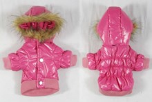 Winterjas voor de hond in de kleur roze met bont randje - XXS ( rug lengte 17 cm, borst omvang 22 cm, nek omvang 20 cm )
